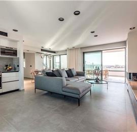 3 bedroom penthouse apartment with pool in Chania town, sleeps 6